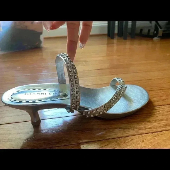 Gianni Bini Metallic Silver Thong Sandals with Rhinestones size 7.5M NWOT - Picture 5 of 10